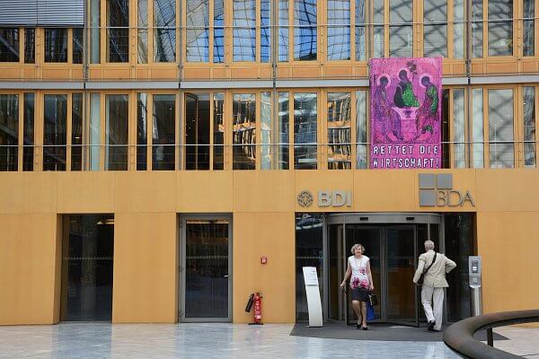 Martin Schepers - Ikonostase - 3.Installationsansicht Ikonostase Rettet die Wirtschaft, BDI Hauptzentrale, Berlin, 2015 