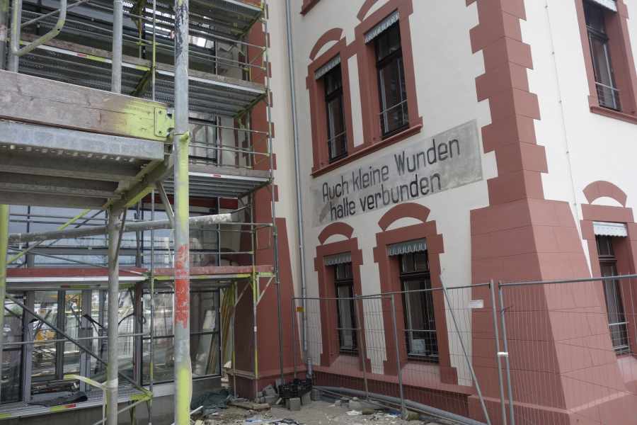 Alte Wohnhäuser aus Hörde stoßen auf<br>neue Architektur am Ufer des Phoenix-See