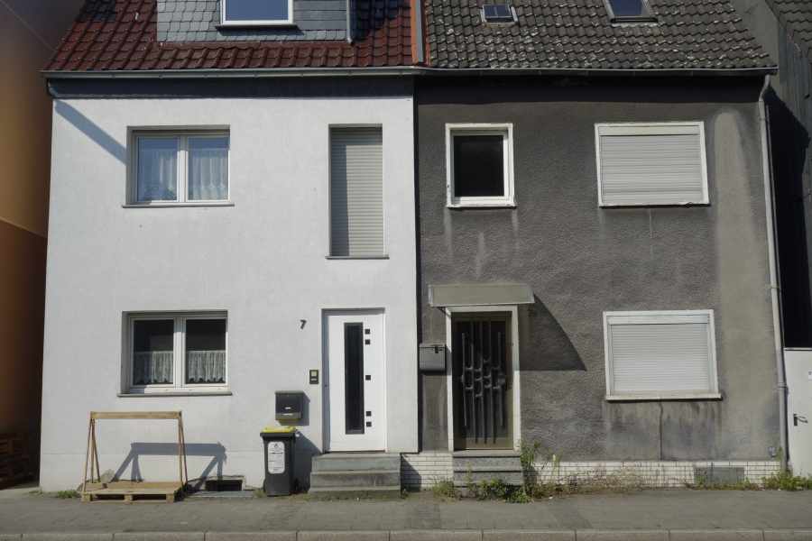 Alte Wohnhäuser aus Hörde stoßen auf<br>neue Architektur am Ufer des Phoenix-See