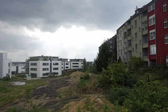 Alte Wohnhäuser aus Hörde stoßen auf<br>neue Architektur am Ufer des Phoenix-See